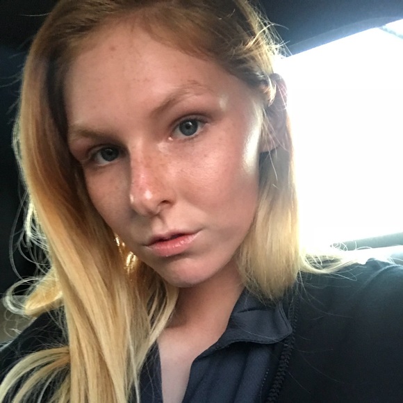 Meet your Posher, Emily - Picture 2 of 4